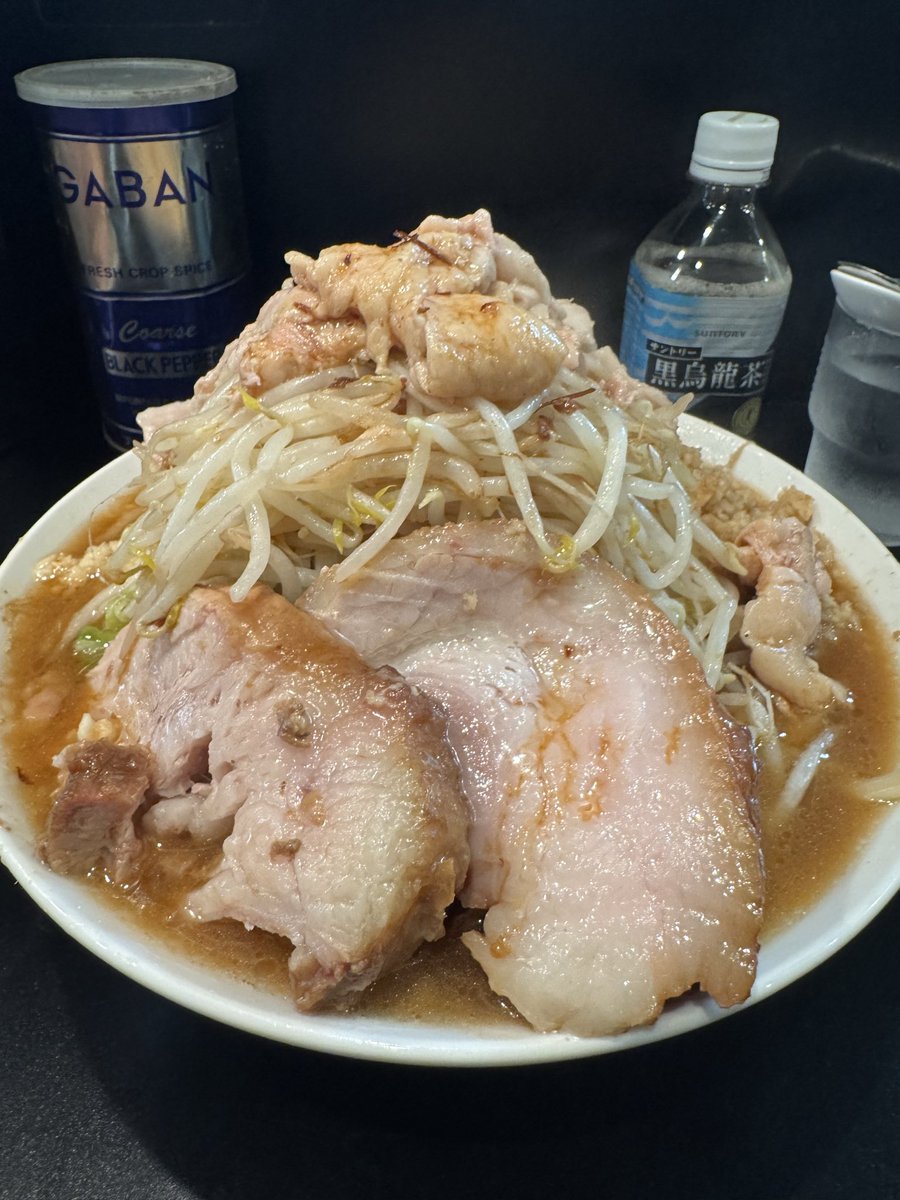 YoutkTas's tweet photo. 豚星。〜乳化〜
小ラーメン　生姜

豚風。さんからのリニューアル…？
辛麺やつけ麺も食べたかったが、まずはデフォルト
タイミングよく並びなしで着席
味濃ーーいとは言え乳化具合は醤油のキレもしっかり分かるくらい
クタ野菜、デロな麺もよい
思ったより量あり調子に乗って大盛り買わんでよかった https://t.co/oXW243o7LK