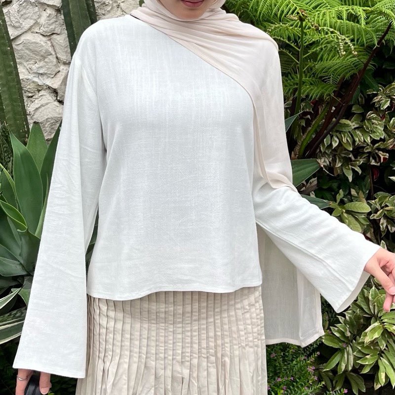 bbiotobi's tweet photo. akhir-akhir ini lagi bosen sama style daily aku yang gitu gitu aja, eh pas scroll shopee malah ketemu blouse lucu gini kan jadi pengen langsung co😭🤍

#nananemuini 
https://t.co/5NDbls2pER https://t.co/jkcxqddX4Q