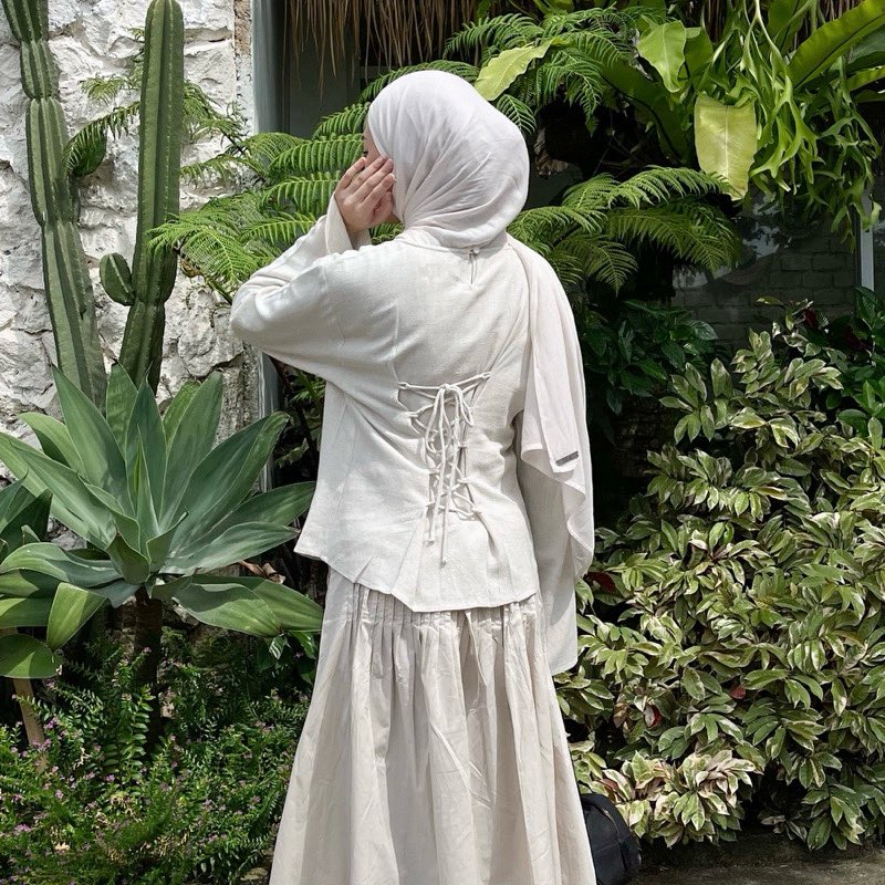 bbiotobi's tweet photo. akhir-akhir ini lagi bosen sama style daily aku yang gitu gitu aja, eh pas scroll shopee malah ketemu blouse lucu gini kan jadi pengen langsung co😭🤍

#nananemuini 
https://t.co/5NDbls2pER https://t.co/jkcxqddX4Q