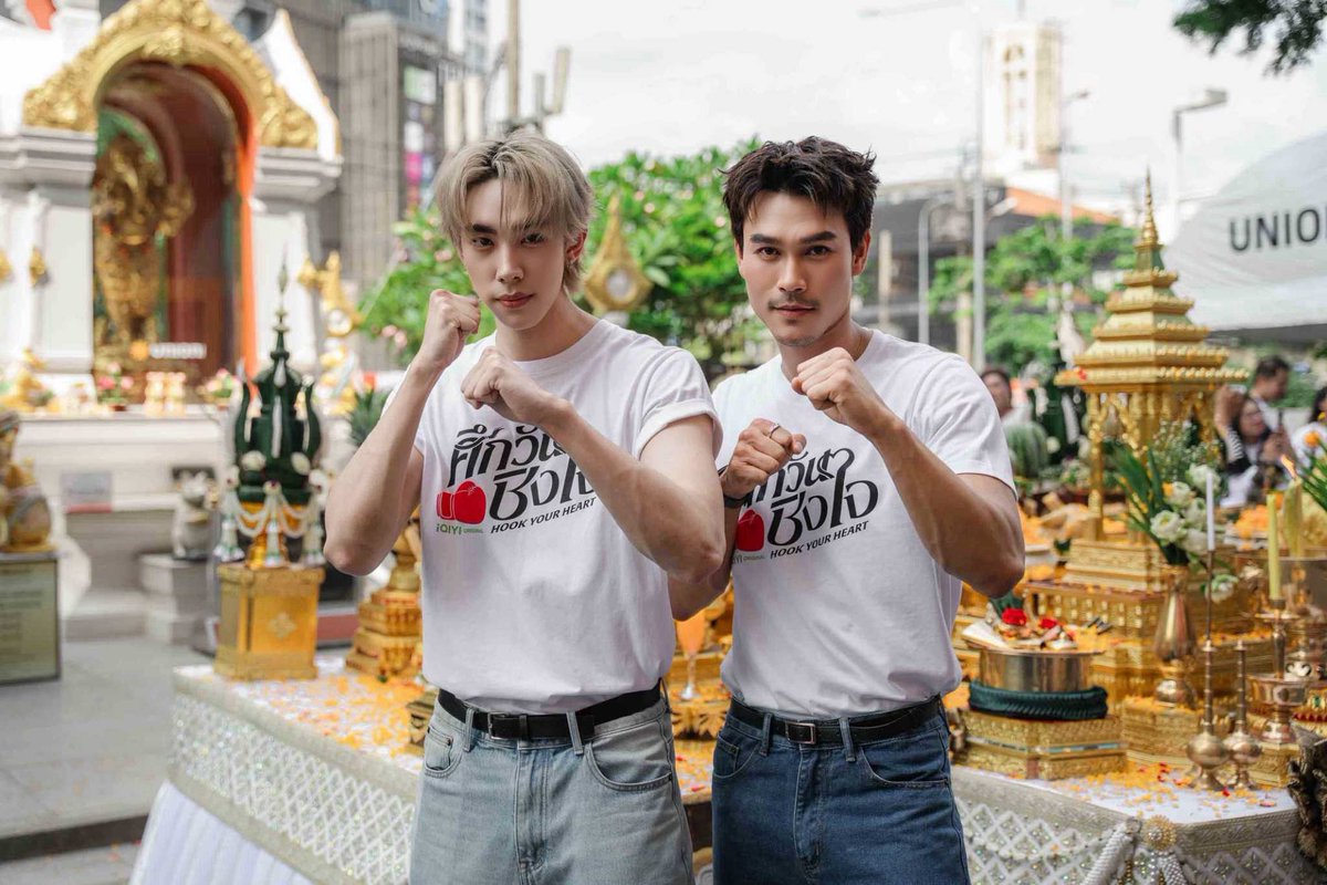 WEED_ENT's tweet photo. เปิดยกแรกก็ฮุกใจ! "ดีแลนด์-ชอน" เคมีแรงเกินต้าน บวงสรวง iQIYI Original "Hook Your Heart ศึกวันชิงใจ" คึกคัก
#HookYourHeart #ศึกวันชิงใจ #iQIYIOriginal #iQIYI #IronStudio
#DelandDechochai #ShawnChawitkan
หลัง iQIYI Thailand ประกาศเปิดโปรเจกต์ iQIYI Original "Hook Your Heart ศึกวันชิงใจ" ซีรีส์แนวโรแมนติกดราม่าสายกีฬาที่ดัดแปลงจากนิยาย BL ชื่อดังของ marchy อย่างเป็นทางการ ก็ได้รับกระแสตอบรับอย่างล้นหลามจากแฟน ๆ ทั้งสายซีรีส์ สายนิยาย และแฟนคลับของนักแสดง ที่ต่างเฝ้ารอติดตามความคืบหน้าของโปรเจกต์เรื่องนี้อย่างใกล้ชิด
ล่าสุด iQIYI Original "Hook Your Heart ศึกวันชิงใจ" ได้ฤกษ์ดีจัดพิธีบวงสรวงเปิดกล้องอย่างเป็นทางการ ณ ลานพระพิฆเนศ ศูนย์การค้ายูเนี่ยน มอลล์ เพื่อความเป็นสิริมงคลก่อนเริ่มต้นการถ่ายทำ โดยมี โคโค่ หยาง Managing Director, iQIYI Thailand, เศกสิทธิ์ เป็นดี Director, Project Development & Artist Development, iQIYI Thailand, ฬอน - คณวัชร สังวริบุตร ผู้บริหาร Iron Studio และผู้กำกับ, แอน - ปรัตธนันท์ สังวริบุตร ผู้บริหาร Iron Studio ร่วมพิธี พร้อมด้วยนักแสดงนำ ดีแลนด์ - เดโชชัย ธิติอภิธาน และ ชอน - ชวิศการ วรโรจน์โยธิน รวมถึงนักแสดงอีกคับคั่ง อาทิ แก้ม - ญาณิศา ธีราธร, ต้อง - สมิตพงศ์ สกุลพงศ์ชัย, กัส - สัจจกุล กุลดา, น้ำมนต์ - กฤตนัย อาสาฬห์ประกิต, เอ๊กซ์ - ปิยะ วิมุกตายน และ เป่าปิง - ด.ญ. ธัญชนิด เดชเส้ง บรรยากาศภายในงานเต็มไปด้วยความอบอุ่นและเป็นกันเอง ท่ามกลางแฟนคลับที่เดินทางมาร่วมให้กำลังใจนักแสดงกันอย่างคับคั่ง เรียกว่าซีรีส์เรื่องนี้ทั้งแรงทั้งปังตั้งแต่ยังไม่เริ่มออกอากาศ
สองนักแสดงนำ ดีแลนด์-ชอน เปิดเผยถึงความรู้สึกหลังเข้าร่วมพิธีบวงสรวงว่า "พวกเราพร้อมเต็มที่สำหรับซีรีส์ iQIYI Original 'Hook Your Heart ศึกวันชิงใจ' ครับ ดีใจมากที่วันนี้ได้มีพิธีบวงสรวงอย่างเป็นทางการ และหวังว่าทุกอย่างจะราบรื่น จากนี้ก็จะเข้าสู่การถ่ายทำจริงแล้ว ตื่นเต้นมาก ต้องขอขอบคุณผู้ใหญ่ทุกท่าน ทั้งทาง iQIYI และ Iron Studio ที่มอบโอกาสให้พวกเราได้เป็นส่วนหนึ่งของโปรเจกต์นี้ รวมถึงการที่พวกเราได้รับโอกาสเป็นนักแสดงในโปรเจกต์ Friend of iQIYI Artist ซึ่งเป็นอีกก้าวสำคัญที่จะเปิดโอกาสใหม่ ๆ ทั้งในประเทศไทยและต่างประเทศ สุดท้ายนี้ต้องขอขอบคุณแฟนคลับทุกคน ทั้งที่มาร่วมพิธีในวันนี้ และแฟน ๆ ที่ติดตามโปรเจกต์ทางหน้าจอ คอยกดไลก์ คอมเมนต์ และแชร์ข่าวสารของซีรีส์และพวกเราอยู่เสมอ พวกเราจะตั้งใจทำงานอย่างเต็มที่ เพื่อมอบผลงานที่ดีที่สุดและตอบแทนทุกแรงสนับสนุนครับ"
เตรียมลุ้นทุกไฟต์บนสังเวียน พร้อมตกหลุมรักไปกับเรื่องราวสุดเข้มข้นของ "เมะหมาเด็ก" และ "เคะกล้าม" ใน iQIYI Original "Hook Your Heart ศึกวันชิงใจ" เร็ว ๆ นี้ รับชมได้ทางแอปพลิเคชัน iQIYI และเว็บไซต์ https://t.co/2qyz919dS0 เท่านั้น