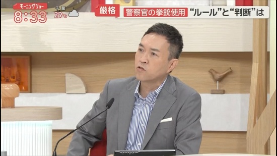 moeruasia01's tweet photo. 玉川徹氏、刃物を持って向かってきた男に発砲した警官について「銃刀法違反と公務執行妨害、絶対に死刑にならない犯罪を警察官が死刑にしてしまったということ」

通報「包丁を持った血だらけの男が暴れている」で駆け付ける
警察官「刃物を捨てろ」と警告
男は従わず、刃物を持ったまま警察官に向かってきた
威嚇射撃をしてもなお接近してきたため発砲

殺人未遂の正当防衛では(´・ω・)