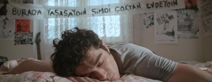 esmameric2's tweet photo. 🤟🏻✨
"Burada yaşasaydın şimdi çoktan evdeydin !" 
#Arada
#BurakDeniz https://t.co/SyTAZbVMED