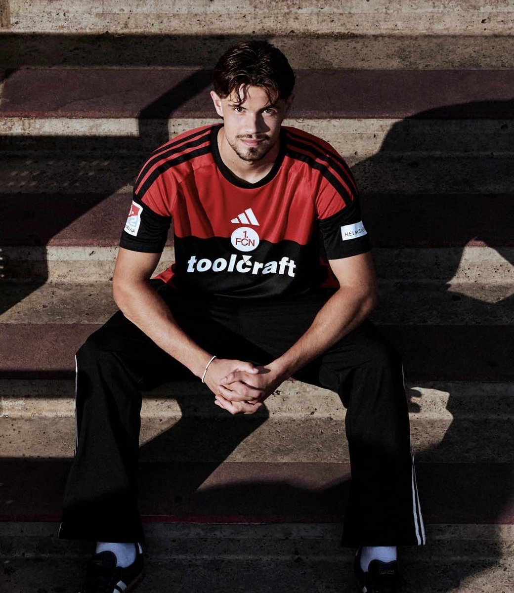 EmmJayInMalaga's tweet photo. @1_fc_nuernberg Es wäre so einfach gewesen. Hier habt ihr den Beweis. Nur das untere rote muss weg. Dann macht es auch Sinn da das Trikot 70% schwarz wäre, also in einer anderen Farbe als das Heimtrikot. https://t.co/aMnNvewXgv