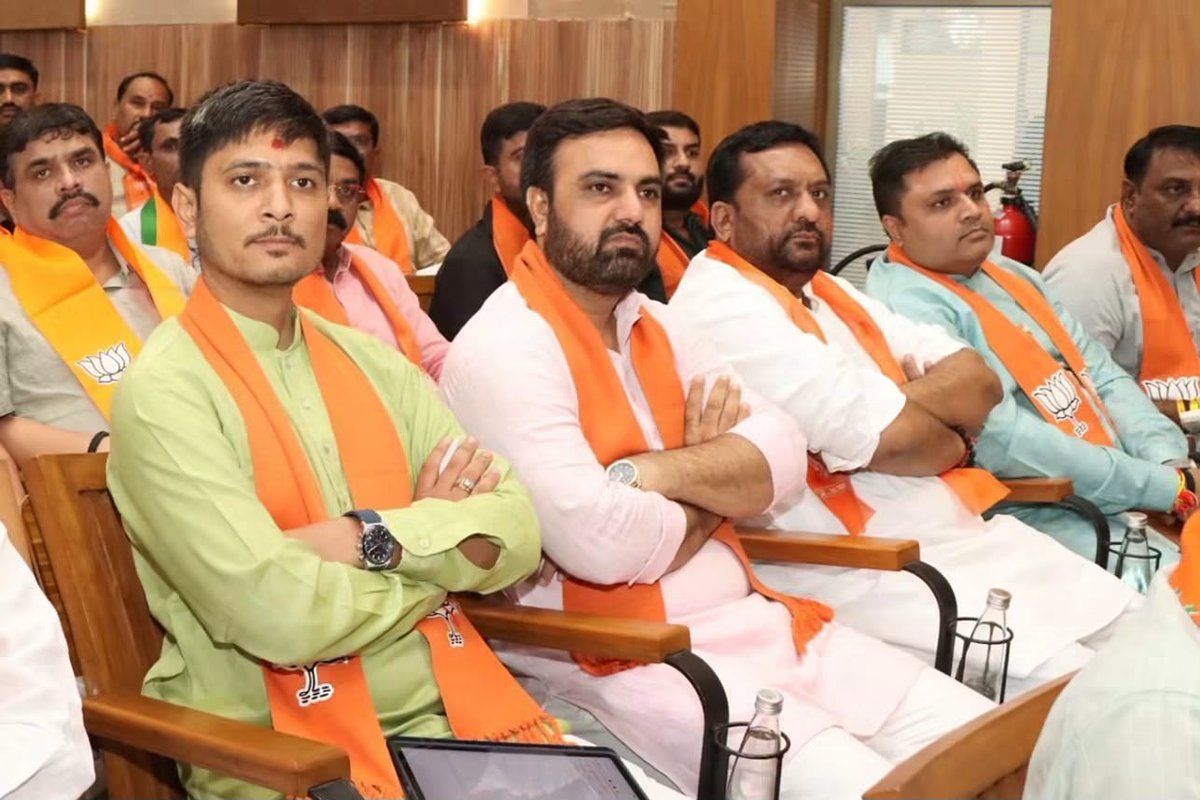 Kiritbhai_Patel's tweet photo. 'હર ઘર તિરંગા' અભિયાન અંતર્ગત  પ્રદેશ કાર્યાલય 'શ્રી કમલમ્' ખાતે પ્રદેશ અધ્યક્ષ શ્રી  જગદીશભાઈ વિશ્વકર્મા @iJagdishBJP  સાહેબ ના અધ્યક્ષસ્થાને પ્રદેશ બેઠક યોજાઈ. જેમા ઉપસ્થિત  રહી માર્ગદર્શન મેળવેલ. https://t.co/AomVBRphJF