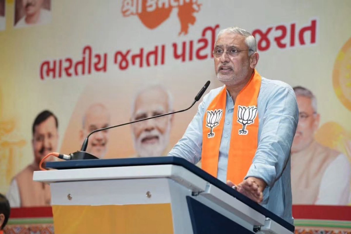 Kiritbhai_Patel's tweet photo. 'હર ઘર તિરંગા' અભિયાન અંતર્ગત  પ્રદેશ કાર્યાલય 'શ્રી કમલમ્' ખાતે પ્રદેશ અધ્યક્ષ શ્રી  જગદીશભાઈ વિશ્વકર્મા @iJagdishBJP  સાહેબ ના અધ્યક્ષસ્થાને પ્રદેશ બેઠક યોજાઈ. જેમા ઉપસ્થિત  રહી માર્ગદર્શન મેળવેલ. https://t.co/AomVBRphJF