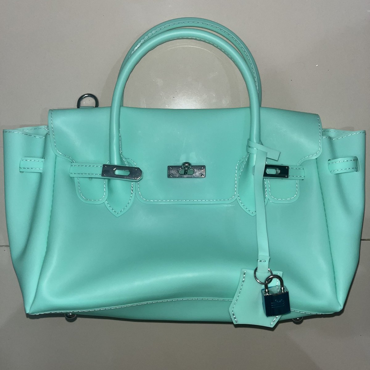be8lle's tweet photo. wts NEW jelly firkin teal, size small 26cm (with long strap)
🏷️250K, negotiable
📍jkt, splitpay 🍊/manual only
dijual karena kekecilan, yuk mau ganti size 😭🫰🏻 https://t.co/C5NEBx00Pj