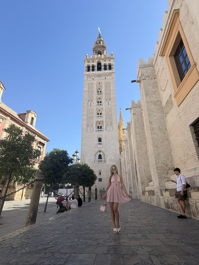 julsmxo's tweet photo. Sevilla 😭😭😭🌸🌸🌸 https://t.co/vMRKUkFr1o