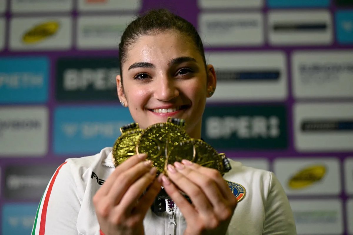 itanastics's tweet photo. Tutti che parlano dei (meritatissimi) 4 ori di Chiara nei Tuffi, ma ai tempi non si parlò così tanto di quelli di Manila nella Ginnastica 😮‍💨 https://t.co/zU9m7G5b01