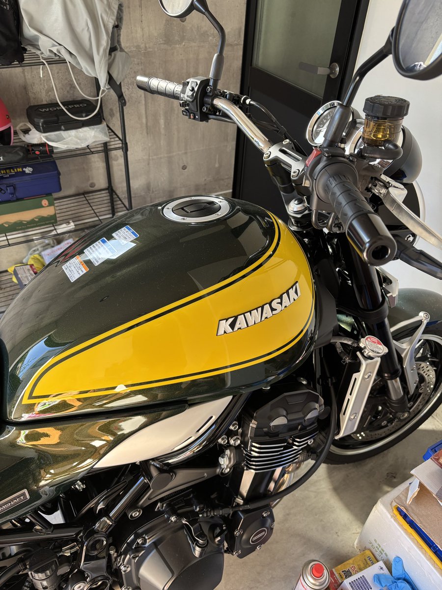 DJStraightArrow's tweet photo. 夏用のヘルメット買いました。暑くて乗らないけどwバイクは黒に見えて緑なんで合わせた
#バイク #kawasaki #z900rs #yellowball https://t.co/dlayYhJaka
