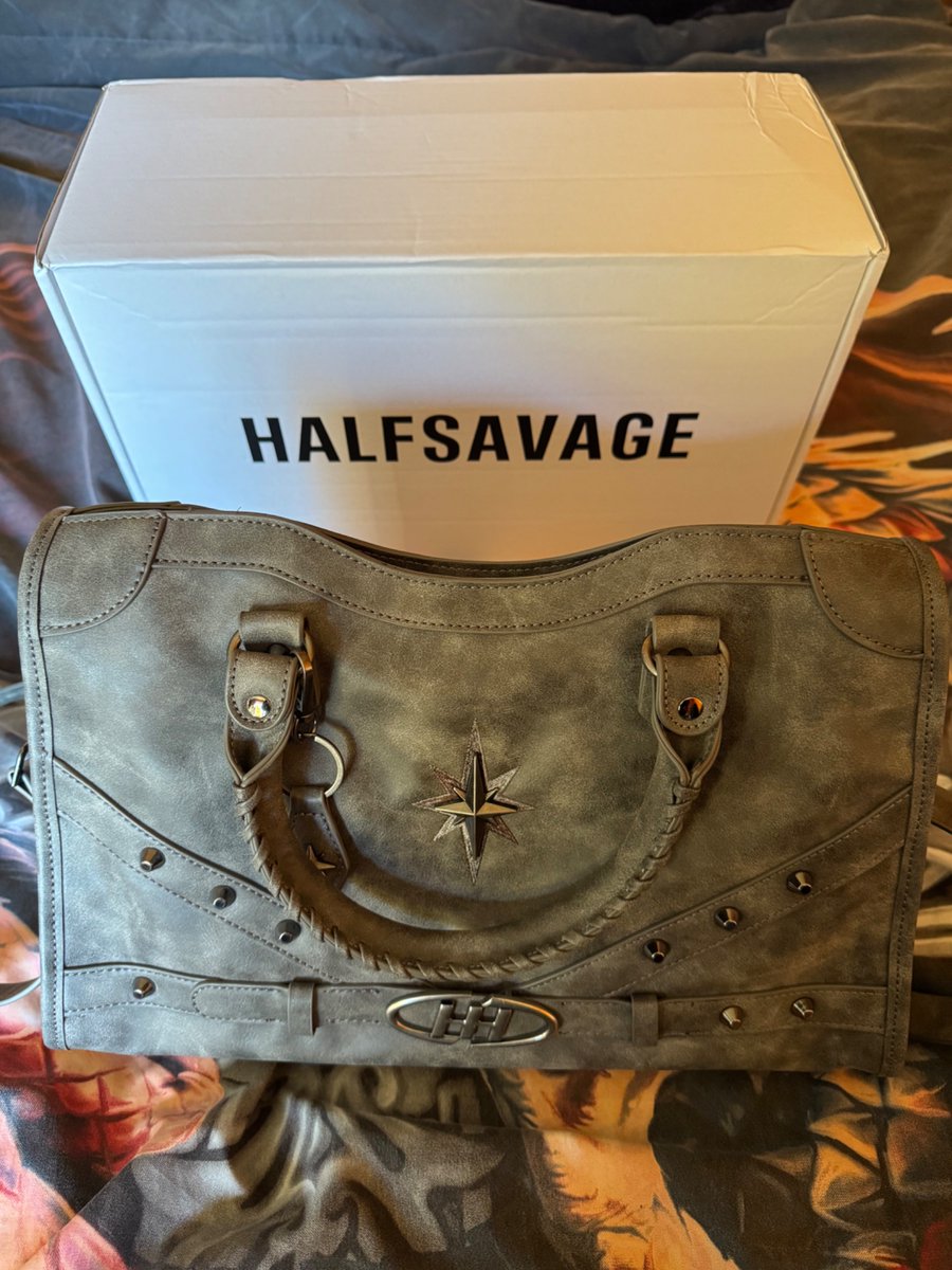 XKimmecia's tweet photo. Thanks @off_halfsavage for shipping to NZ and @pavelphoom for your amazing brand. My new fave bag and it fits my EpiPens 🥹🥹🥹 https://t.co/RMqpsFqfUo