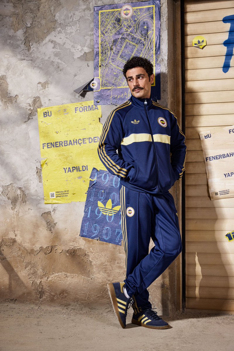 Fenerbahce's tweet photo. Tribünden sokağa taşan bir aidiyet. 💛💙 

Sarı ve lacivert artık sadece maç gününün değil, şehirdeki her anının ana karakteri. Armayı göğsünde, bu köklü kültürü stilinde taşı.

adidas Originals x Fenerbahçe koleksiyonu şimdi satışta. 

🔗 https://t.co/Hag2JVRF4m https://t.co/1hYEy9TEFf