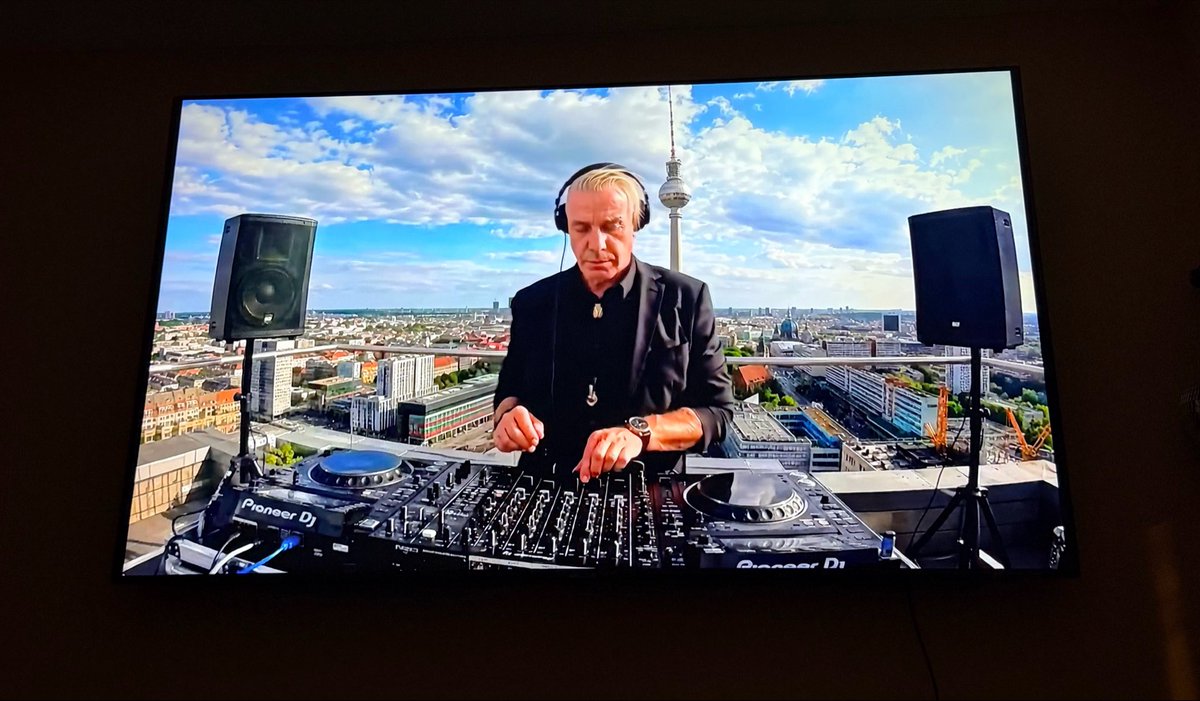 ivanu_m's tweet photo. Puta jaja no sabía que Till también es dj 😅 https://t.co/vwh0dWT1T0