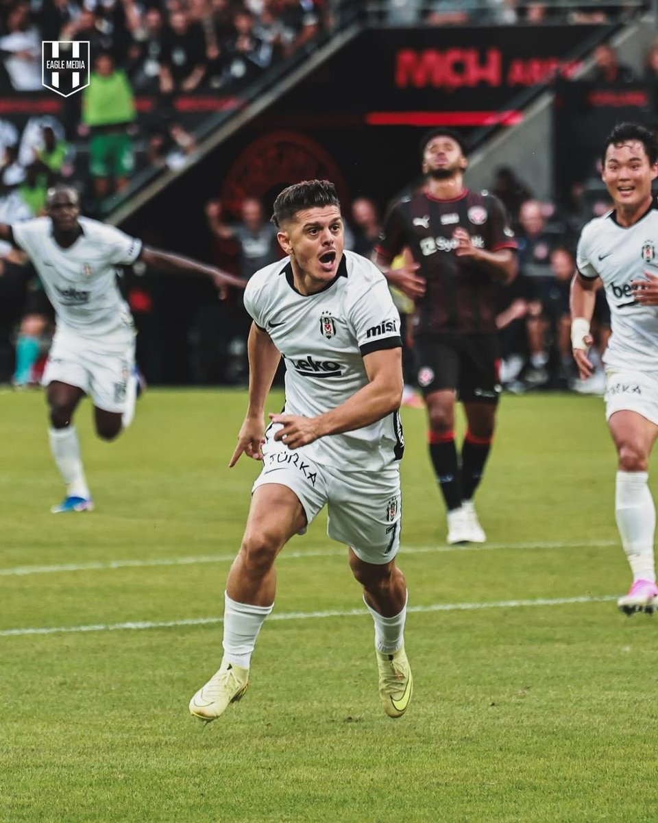 Eaglemedia__'s tweet photo. Vincenzo Italiano, astronomik bir teklif gelmemesi halinde Milot Rashica'nın ayrılığına çok sıcak bakmıyor. 

(Milliyet) https://t.co/HhUJgHzAuW