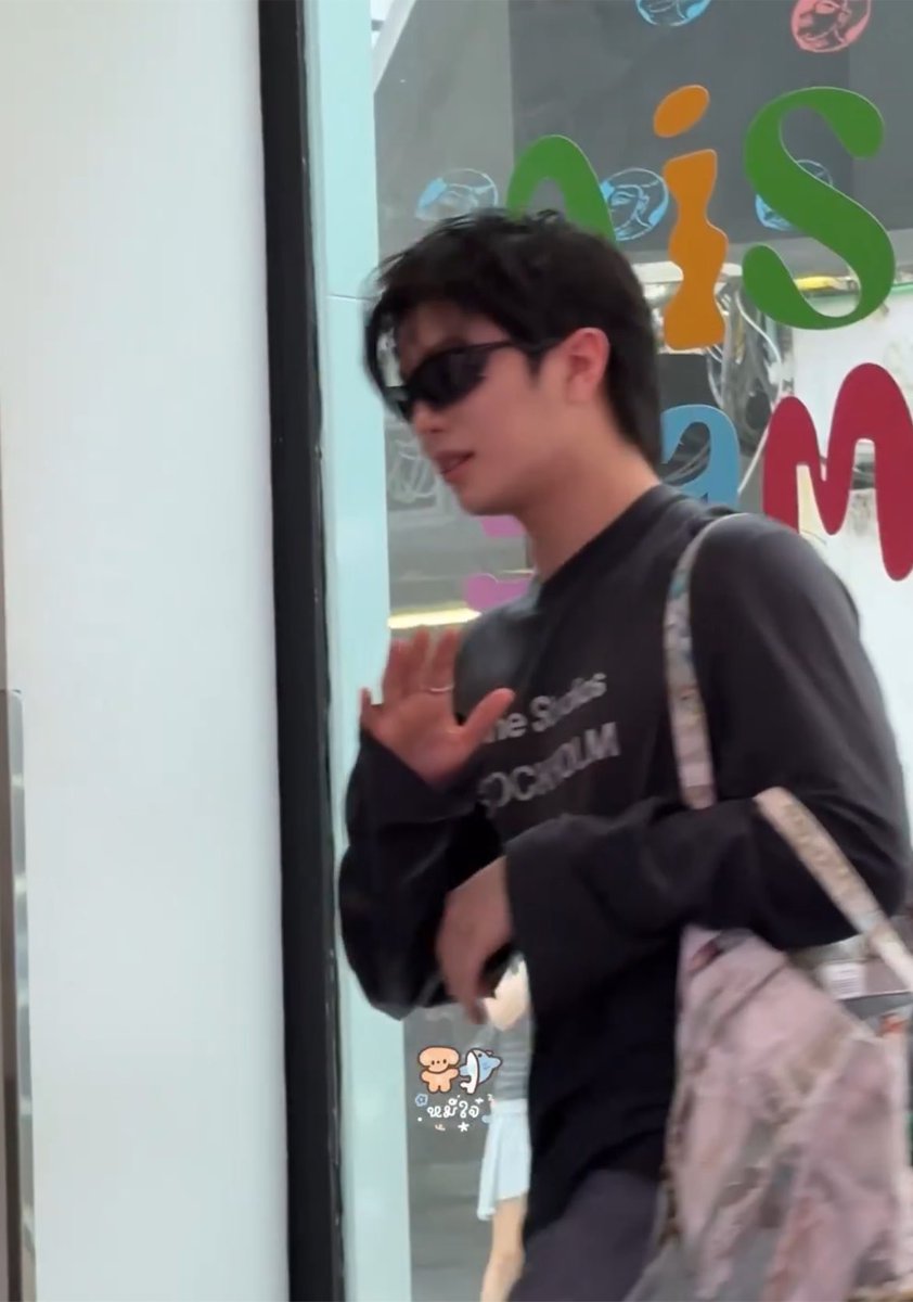 laoong_namm's tweet photo. ป๊าดดดด เป็นไงละคู่ชั้น เมะเสื้อแขนยาวคุมโทนแบล็ค ตัดมาที่เคะชั้น เสื้อกล้าม+กล้ามแขนเป็นมัด แต่สะดุดที่กระเป๋าลายเสือดาวสมมง 💅🏻 55555555

#Katanyutonight #WilliamEst https://t.co/7acPjEHKxW