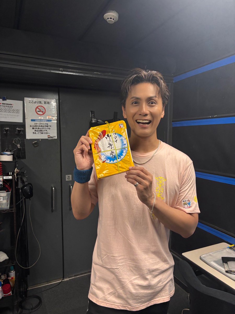 kazuki_kato1007's tweet photo. #TFC2026 神奈川公演1部終了！来てくれたみんなありがとう！みんなの熱量半端ないな！めちゃくちゃ熱くて楽しかったー！MCで崎陽軒のシュウマイ弁当の話したら楽屋にまさかの！！あとこの霧笛楼のフォンダンショコラも大好き。さぁ2部も楽しもう！ https://t.co/qqx0Ause21