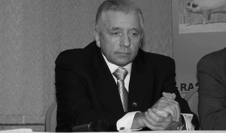 K_Kaminski_'s tweet photo. Dziś mija 15 lat od śmierci Andrzeja Leppera.

Wokół jego śmierci - jak i tragicznych losów jego najbliższych współpracowników - wciąż narasta wiele poważnych wątpliwości. Tymczasem mówimy o człowieku, który był nie tylko głosem polskich rolników, ale też pełnił funkcję wicepremiera rządu RP.

W poprzedniej kadencji Sejmu, z mojej inicjatywy, Konfederacja złożyła wniosek o powołanie komisji śledczej do zbadania okoliczności śmierci Andrzeja Leppera. Uważam, że taka komisja jest niezbędna, jeśli naprawdę chcemy poznać prawdę w tej pełnej znaków zapytania i tajemnic sprawie. Niestety, zabrakło wymaganej liczby podpisów. Poza naszym kołem parlamentarzystów, wniosek poparło zaledwie kilku niezależnych posłów. Reszta - PiS, PO, PSL, Lewica - nie dostała zgody swoich partyjnych liderów. Jak widać, wielu nadal boi się prawdy o śmierci Leppera.

Domagamy się prawdy. Prawda zawsze zwycięży.