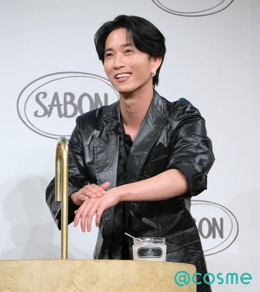 atcosmenet's tweet photo. #SixTONES の #田中樹 さんが「SABON アンバサダー就任＆新CM発表会 」に登壇💙🫧

新CMには、リラックスOFFモードとONモードの田中さんが登場！
「見えないところで踏ん張る日もある」そんな日常に寄り添う特別なセルフケアタイムを表現♪

以前より愛用されていた田中さんは「就任に運命を感じた！」とのこと💖
「信じられないほどすべすべになる！使ったことない人にこそ使ってみてほしい！」と語ってくれたよ🫧

@SABON_Japan @SixTONES_SME