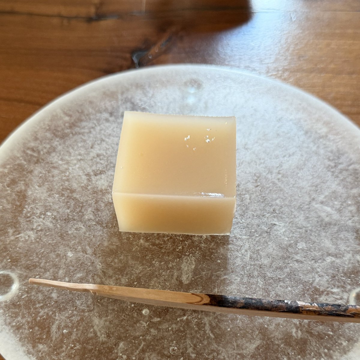 oyadama's tweet photo. 白餡の水羊羹とライチと白葉茶の氷出し緑茶。

まだまだ暑い日が続きますが、暦の上では週末にはもう立秋(8.7)。このメニューも、そろそろ終わるとのこと。巡る季節は早いものですなぁ。 https://t.co/WEfJgH3BOy