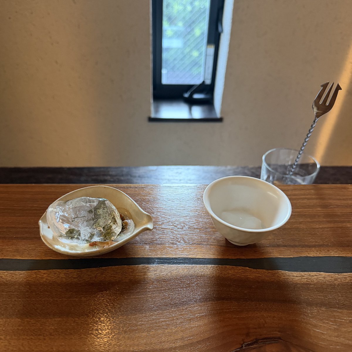 oyadama's tweet photo. 白餡の水羊羹とライチと白葉茶の氷出し緑茶。

まだまだ暑い日が続きますが、暦の上では週末にはもう立秋(8.7)。このメニューも、そろそろ終わるとのこと。巡る季節は早いものですなぁ。 https://t.co/WEfJgH3BOy