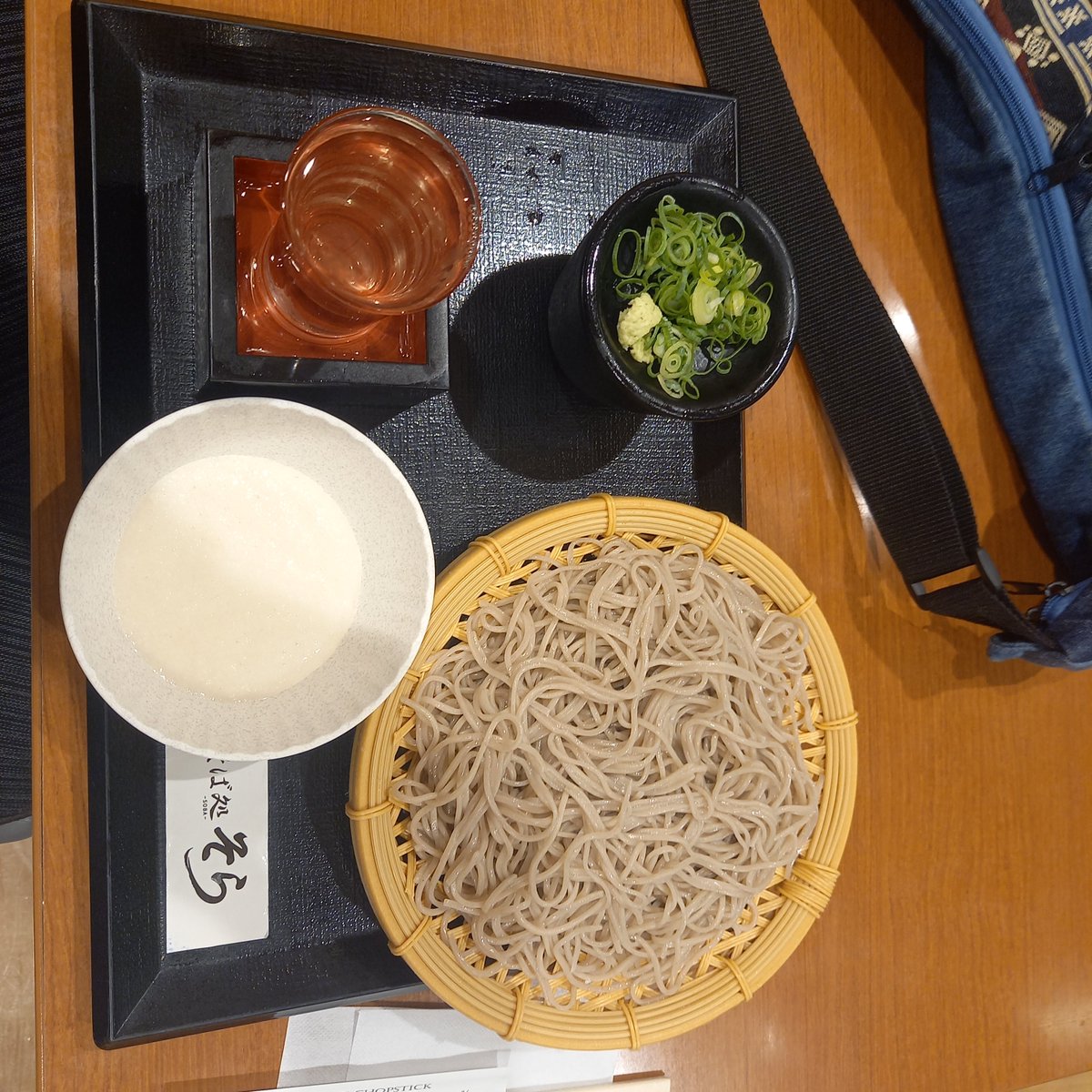 zoruru3's tweet photo. 空港でライター没収され、タバコが吸えずにイライラしてきたので酒飲むことにしました！
なんと、秋田の酒「高清水」が置いてあったのでそれを注文。
美味すぎるっ！

これがホントに最後の東京飯！ https://t.co/yi9MiJRbzu