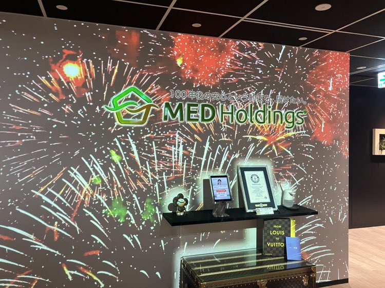medcom_group's tweet photo. ✨本社のエントランスのご紹介✨

我が社の入口正面のスクリーンには、映像が毎日投影されています👀

実は、季節によって流れる映像が変わります✨
今回は、夏ということで花火🎆

季節を感じることができ、惹きつけられるような空間がとても魅力的です！

#オフィス紹介
#企業公式相互フォロー募集中
#企業公式夏のフォロー祭り