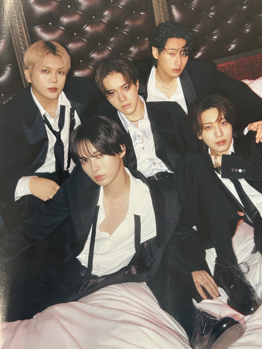 3RDiVISIONPR's tweet photo. [#KEYTOLIT #井上瑞稀 さん #中村嶺亜 さん 衣装 ]
雑誌 #anan にてご着用頂きました。
▼ブランド：GALAABEND(ガラアーベント)
▼アイテム：Tuxedo Jacket "Smoking" Grain de Poudre
https://t.co/uWa0t6PLhS
▼URL：https://t.co/HGDcYMVMh1 #PR https://t.co/lwAtRyijDw