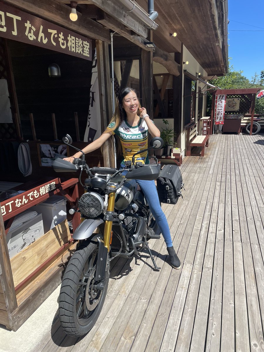 akiis_0514's tweet photo. お客様のTRIUMPH SCRAMBLER 400 Xに跨りました✨️オシャレでスタイリッシュなバイク☺️
ありがとうございました🎶
#TRIUMPH
#SCRAMBLER400X https://t.co/qcAmEbQIO8