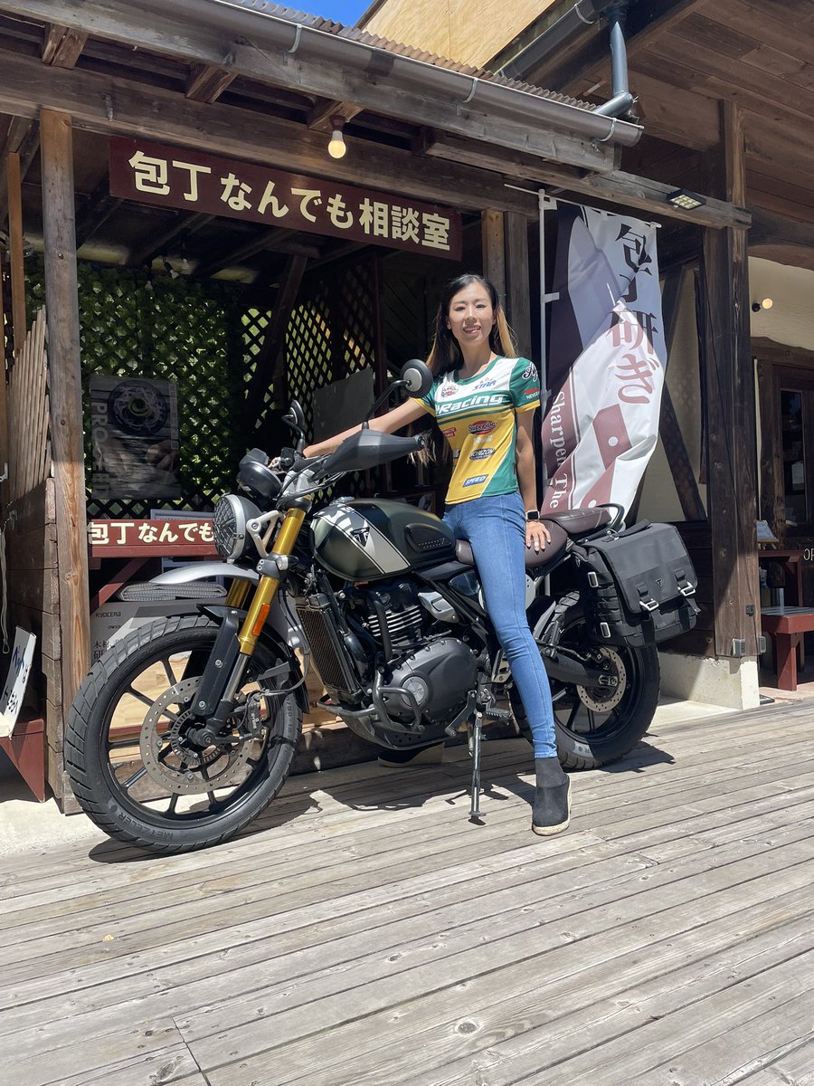 akiis_0514's tweet photo. お客様のTRIUMPH SCRAMBLER 400 Xに跨りました✨️オシャレでスタイリッシュなバイク☺️
ありがとうございました🎶
#TRIUMPH
#SCRAMBLER400X https://t.co/qcAmEbQIO8