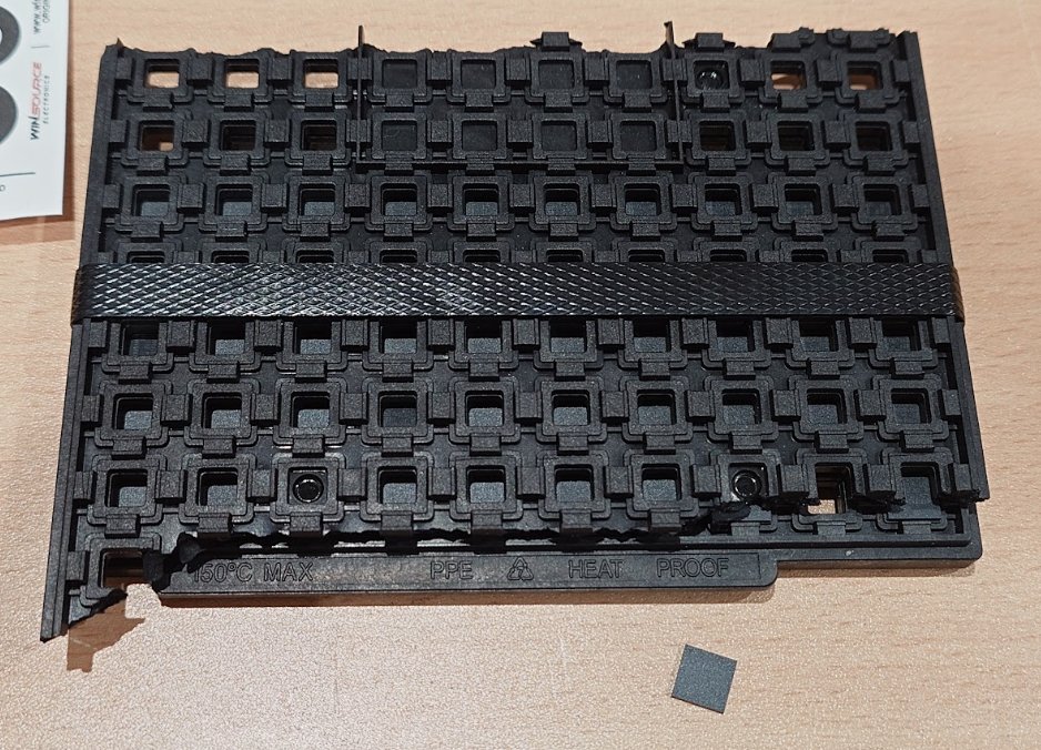 nahitafu's tweet photo. 困った。私が20年前から作り続けているUSB-JTAGケーブルのUSB ICがディスコンになった。もう正規品が手に入らない。海外の流通在庫品を買ったど本物かどうか不安だ。真贋判定してくれるサービスがあったら嬉しい。現代の部品で作り直せばいいと思うかもしれないけど、デバイスドライバとか大変なのよ。 https://t.co/GCctox2tjA