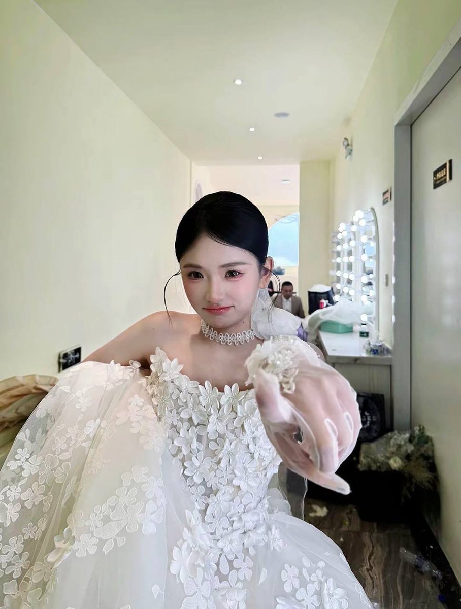 Vyck74's tweet photo. 约拍婚纱的美女，在回程车上我偷偷在她饮料里下了yao。她喝完眼皮打架，直接瘫在车上昏睡过去，叫也叫不醒。到了酒店，我把她腿架起来，在她那白嫩的小骚穴里狠狠干了一顿，算是给新郎提前验个货。#迷玩 https://t.co/KAIHn9gKsm