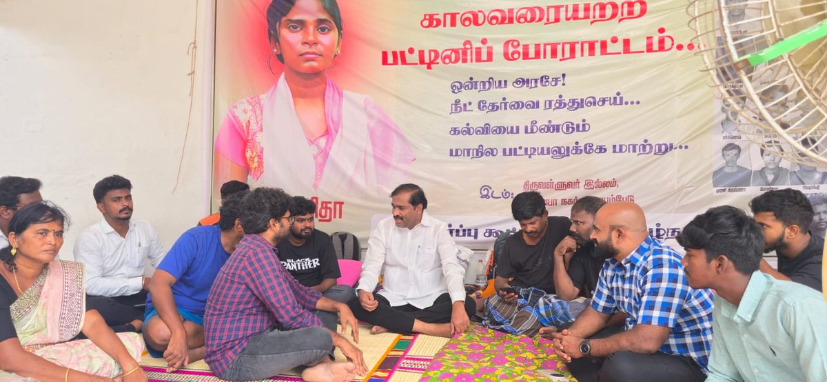 VelmuruganTVK's tweet photo. சமூக அநீதி தேர்வான நீட் தேர்வை ரத்து செய்ய வலியுறுத்தி
நீட் எதிர்ப்பு கூட்டியக்கம்
சார்பில் தமிழக வாழ்வுரிமைக் கட்சியின் தலைமை அலுவலகமான திருவள்ளுவர் இல்லத்தில்
 5 வது நாளாக தொடரும் தொடர் பட்டினி போராட்டத்தில் பங்கேற்று அவர்களின் போராட்டம் வெற்றியடைய வாழ்த்தினேன்.
#BanNeet_SaveTNStudents
#BanNEET