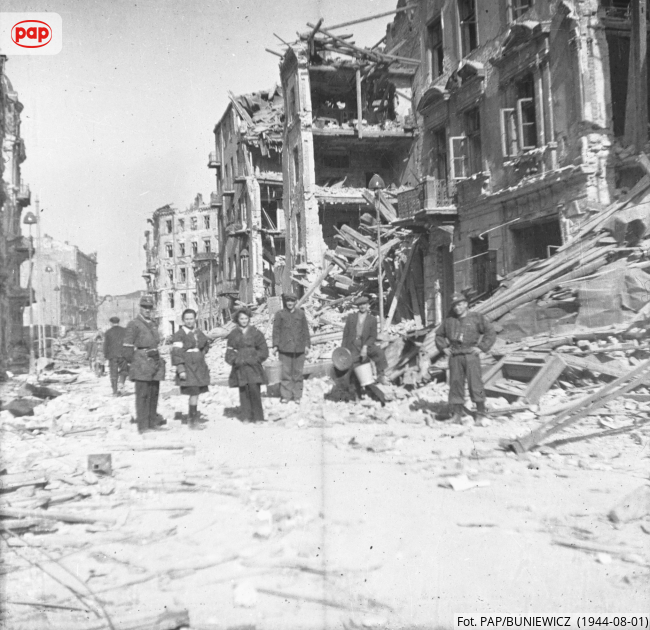 paparchfoto's tweet photo. Powstańcy warszawscy na ulicy Twardej. Warszawa, sierpień 1944 r. https://t.co/456jETDKMM