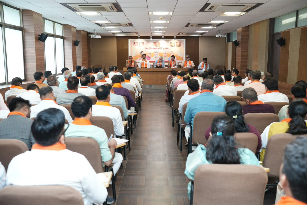 DrPrashantkorat's tweet photo. પ્રદેશ કાર્યાલય શ્રી કમલમ ખાતે માનનીય પ્રદેશ અધ્યક્ષ શ્રી @iJagdishBJP જીની અધ્યક્ષતામાં અને માનનીય સંગઠન મહામંત્રી શ્રી @ratnakar273 જીની વિશેષ ઉપસ્થિતિમાં સંત શિરોમણી શ્રી ગુરુ રવિદાસ મહારાજની ૬૫૦મી જન્મજયંતિ વર્ષ નિમિત્તે સમરસતા સંકલ્પ અભિયાન અંતર્ગત આયોજિત ભવ્ય કળશ યાત્રા સંદર્ભે આયોજિત બેઠકમાં સાથી મહામંત્રીશ્રીઓ સાથે હાજરી આપી.

#SamrastaSankalpAbhiyan