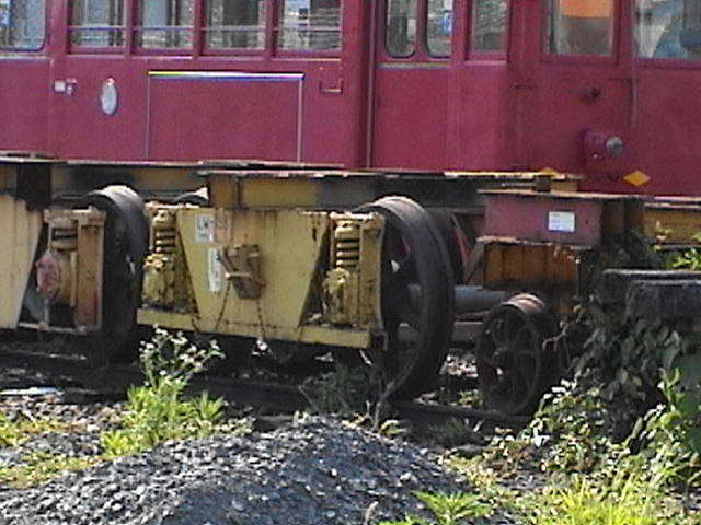 rail_ogaki's tweet photo. 余った台車に板とチャンネル材貼り付けて黄色く塗って適当な車番を書き込もう。 https://t.co/9lKKd8nzPR