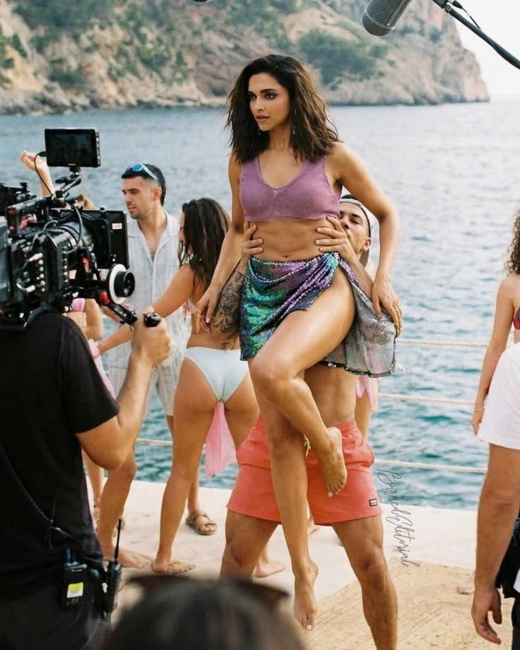 Krishna827705's tweet photo. “Deepika Padukone… golden goddess energy.”

DeepikaPadukone #GoldenGoddess #BollywoodQueen #DeepikaHot #DesiBeauty #PathaanQueen #HotnessOverloaded https://t.co/JbhNXFlWyP