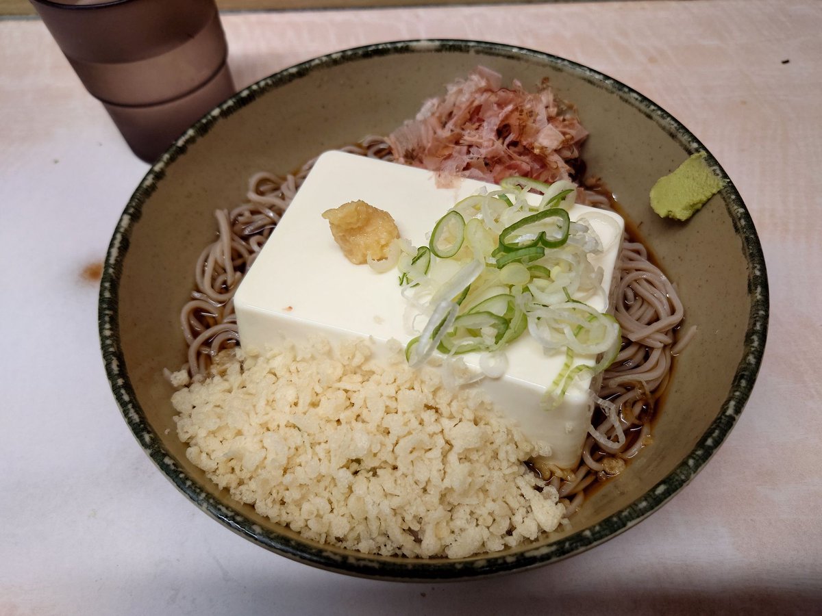 BEEP_akihabara's tweet photo. 今日のお昼は箱根そばさんで『豆腐一丁そば』を頂いてきました！
その名の通り豆腐が一丁どーーーーんと入っています。
サッパリしていて美味です。7月と8月限定らしいので気になる方はお早めに。（ビッグダデー村田） https://t.co/Pvbky357Uv