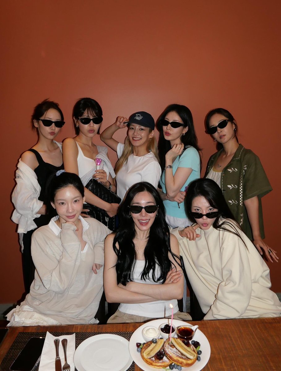 shoamomojjang's tweet photo. 소녀시대 19th Anniversary 🩷
우리 오래 가자 ♡

#19년째_지금은_소녀시대
#19YearsWithSNSD 
#GirlsGeneration_19th_Anniversary https://t.co/AD3JXAptU0