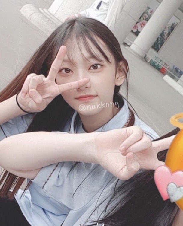 hrdn926's tweet photo. 해린이 웃긴 점2
좀 비치는 반팔 입으면 안에 무조건 반팔 또 입음 민소매도 아니고 반팔티 안 덥니 https://t.co/Hs3pacPKZM