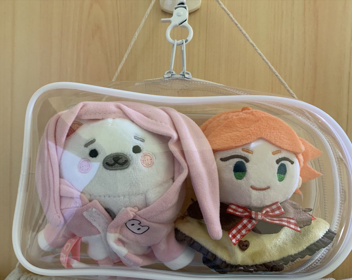 KateTsaoW's tweet photo. 沒可能又是女僕，沒可能吧…（瘋狂拍照

弟：你現在超像那種［我家小孩超可愛］的父母，而且我更訝異的是，那隻豹那麼ㄈ…圓潤，居然可以穿得下
：你小心說話哦！但其實我也沒想到可以穿得下（喂 https://t.co/rDTLBqX5tM