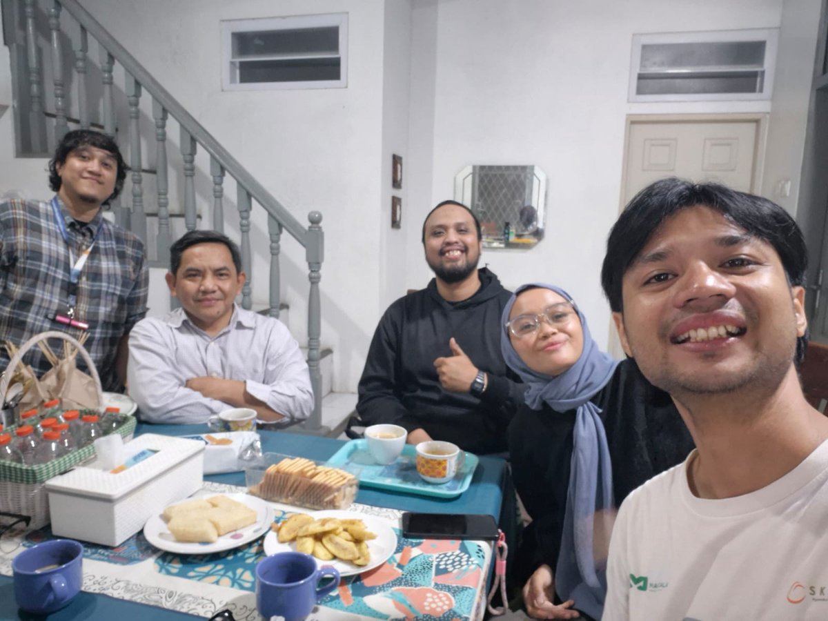 daryono_eq_talk's tweet photo. Hari ini kedatangan rekan-rekan tangguh dari Tim Disaster Channel (DC) dan SKALA untuk rekaman obrolan seru dan mendalam! Kami mengulas tuntas peristiwa Gempa Venezuela (M7,2 & M7,5), sebuah fenomena tektonik penting Doublet Seismic yang menyimpan banyak pelajaran berharga untuk kesiapsiagaan kita di Indonesia.