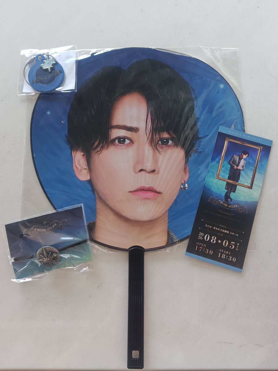 kizuna2174's tweet photo. 無事にキーホルダーGETできて良かった(*´˘`*)♡
気づいたらヘアゴムも買ってたよねw
(どうせ買うなら昨日買っとけや)
募金は昨日お札入れたらから、今日はお気持ちだけの小銭………🪙
ライヴ2日目楽しみだけど、物販ですでに足死亡😇😇😇
#亀梨和也
#FROMHEAR
#K_SEA https://t.co/5RQ0Mp1u51