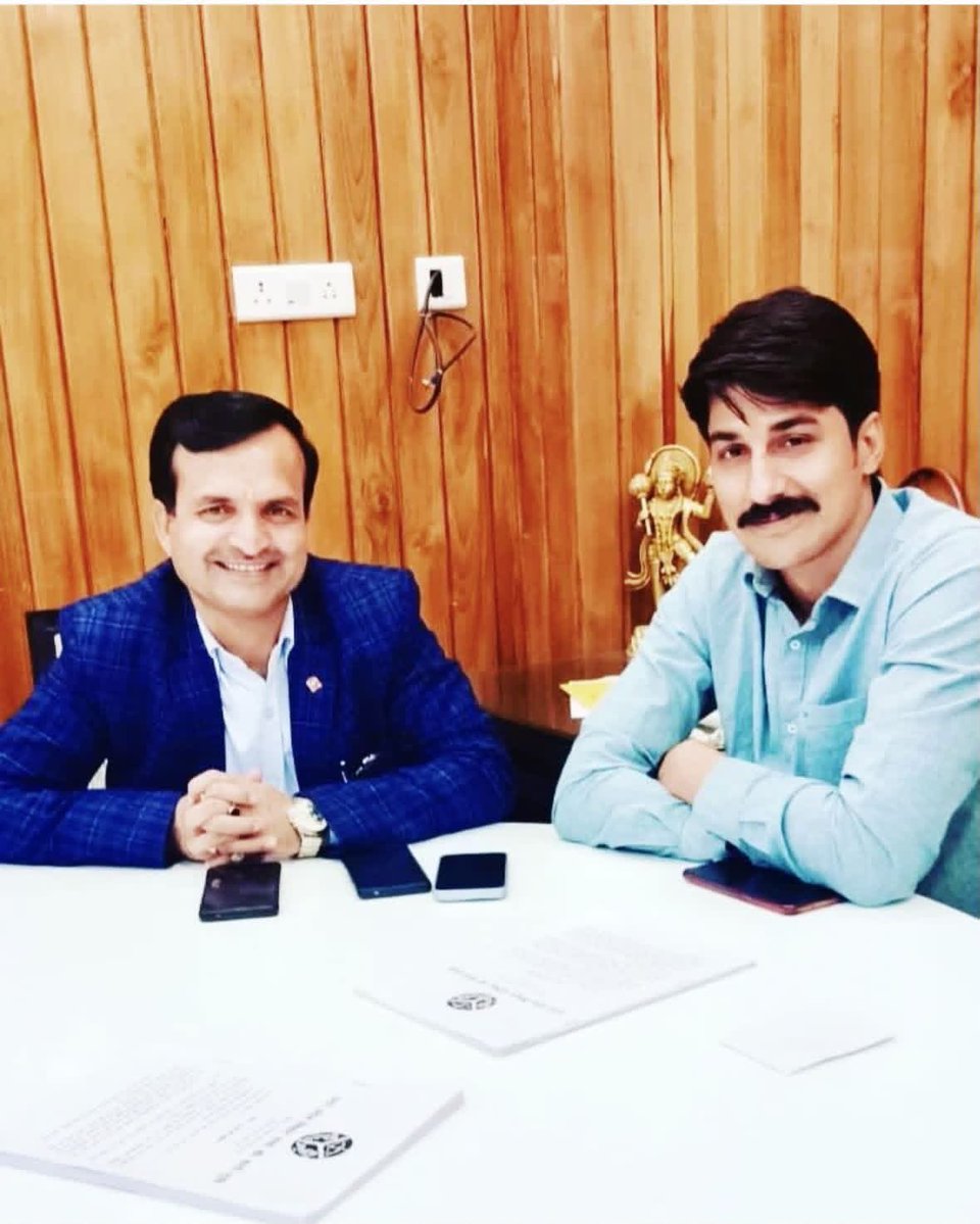 Ramdixit976's tweet photo. कानपुर देहात के जाने माने अमित शर्मा का रोला टाइट है 

विधान सभा अध्यक्ष सतीश महाना के PRO शानू के करीबी बताते है

अब FIR दर्ज हुई है शर्मा जी के ऊपर अब देखना हो रोला
@kanpursneed https://t.co/1Hs35YCeTw