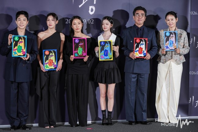 k_dramaindo_'s tweet photo. Konferensi pers produksi film #Bigwang hari ini di CGV Yongsan I'Park Mall Seoul
#RyuSeungRyong #HaJiWon #KimSiA #KimSunYoung #KimYoungMin bersama sutradara Lee Ji Won https://t.co/uHKLQkUgVf
