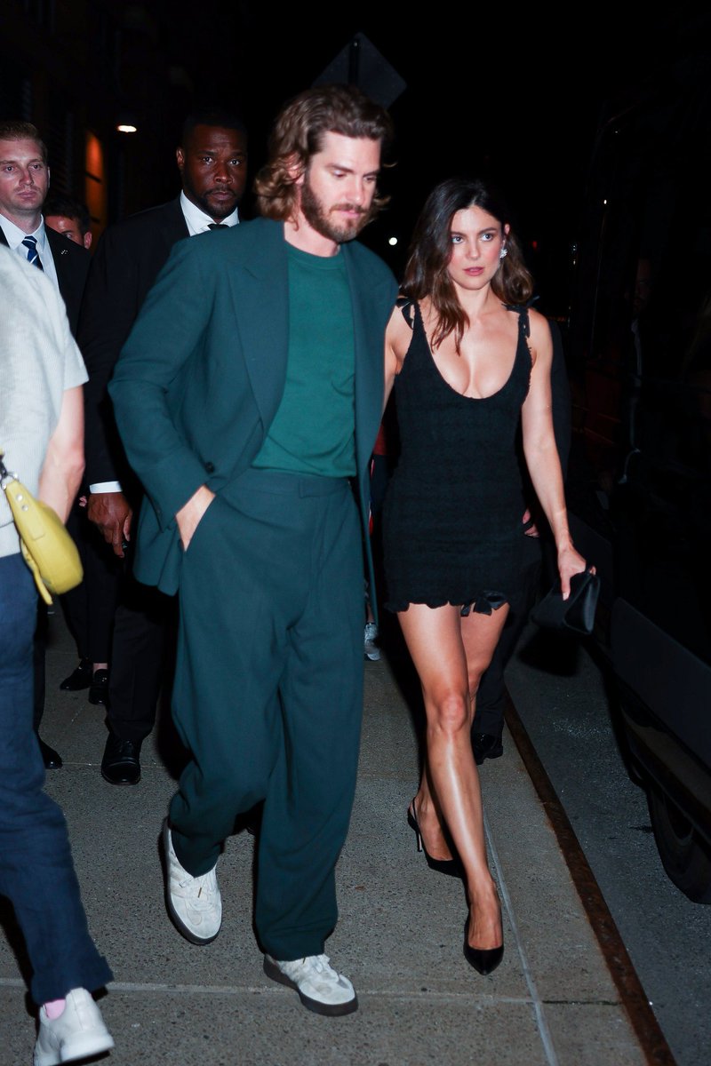 EverythingE24's tweet photo. Monica Barbaro and Andrew Garfield leave the "One Night Only" after-party in New York City. https://t.co/BgyOotyBQb
