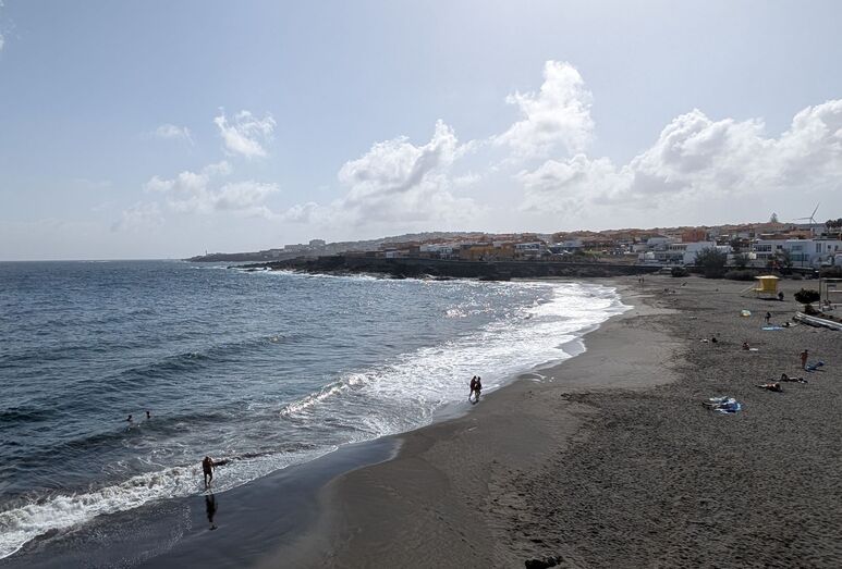 TeldeActualidad's tweet photo. #Telde vivirá un miércoles de calor, viento y cielos despejados https://t.co/lgEUEjd2pR https://t.co/apCdXolfha