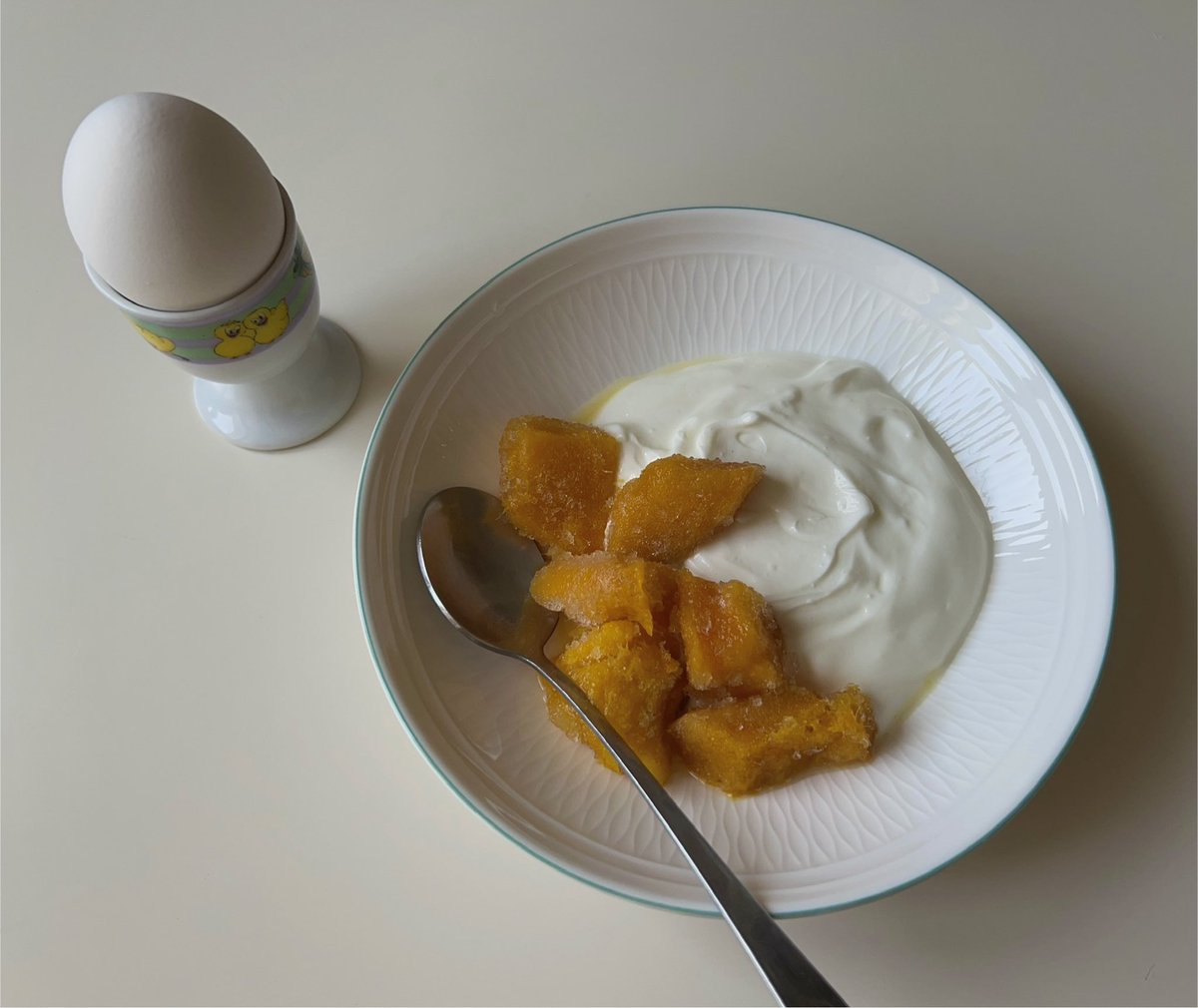 bowtrees's tweet photo. bought frozen mangoes early in the morning so i can have them with my yogurt for breakfast https://t.co/NMxLIkduVN