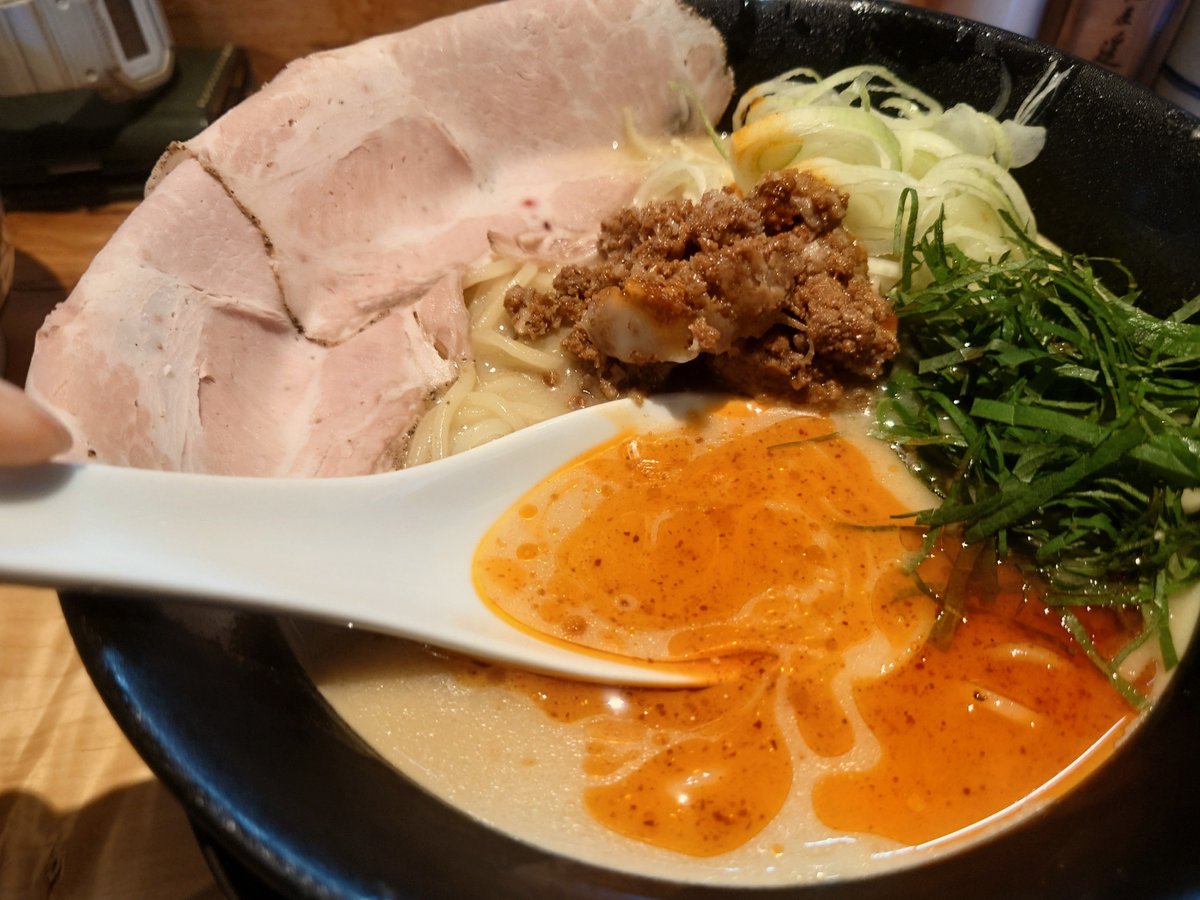 dboc321323's tweet photo. 飛騨神岡の麺屋遥さんに伺いました！あまりに暑いので冷やし担々麺にお腹ペコペコで焼豚丼を追加。まぁまぁ辛めの辣油とゴマの旨味が効いた冷たいスープが夏にはピッタリで水で締めた麺の歯応えも最高。炙った焼豚と濃い目のタレのかかった丼も美味かったです。辛いの苦手な方は辣油少なめがいいかも。 https://t.co/ESfLiC2QlK