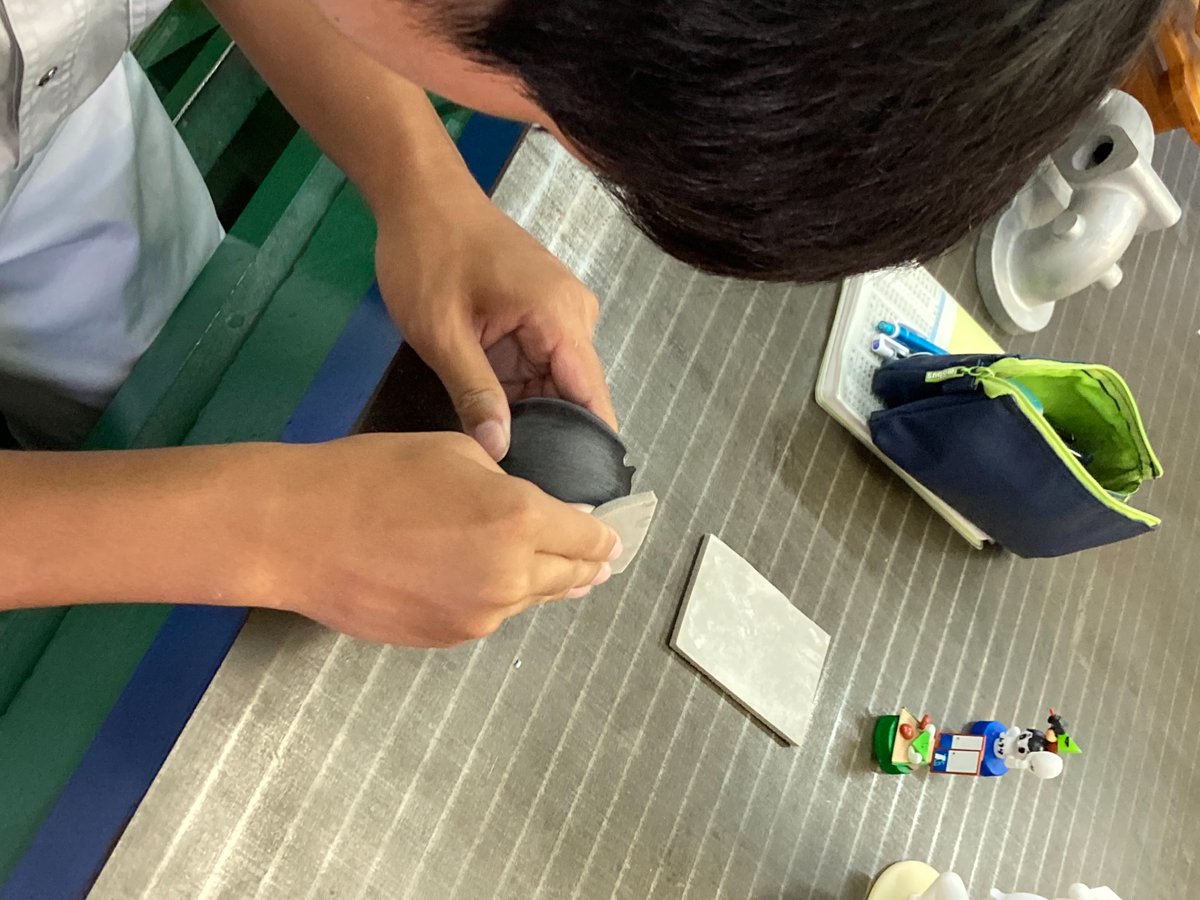 ExtasMs's tweet photo. 高校生のインターンシップが始まりました。
説明にも熱心に聞き入っていました。手作業の部品仕上げも始まり、明日も一日ありますがどう感じてくれるか体験の感想も気になります。
#インターンシップ #エクタス #町工場 #試作屋 https://t.co/zjLRdxbOfa