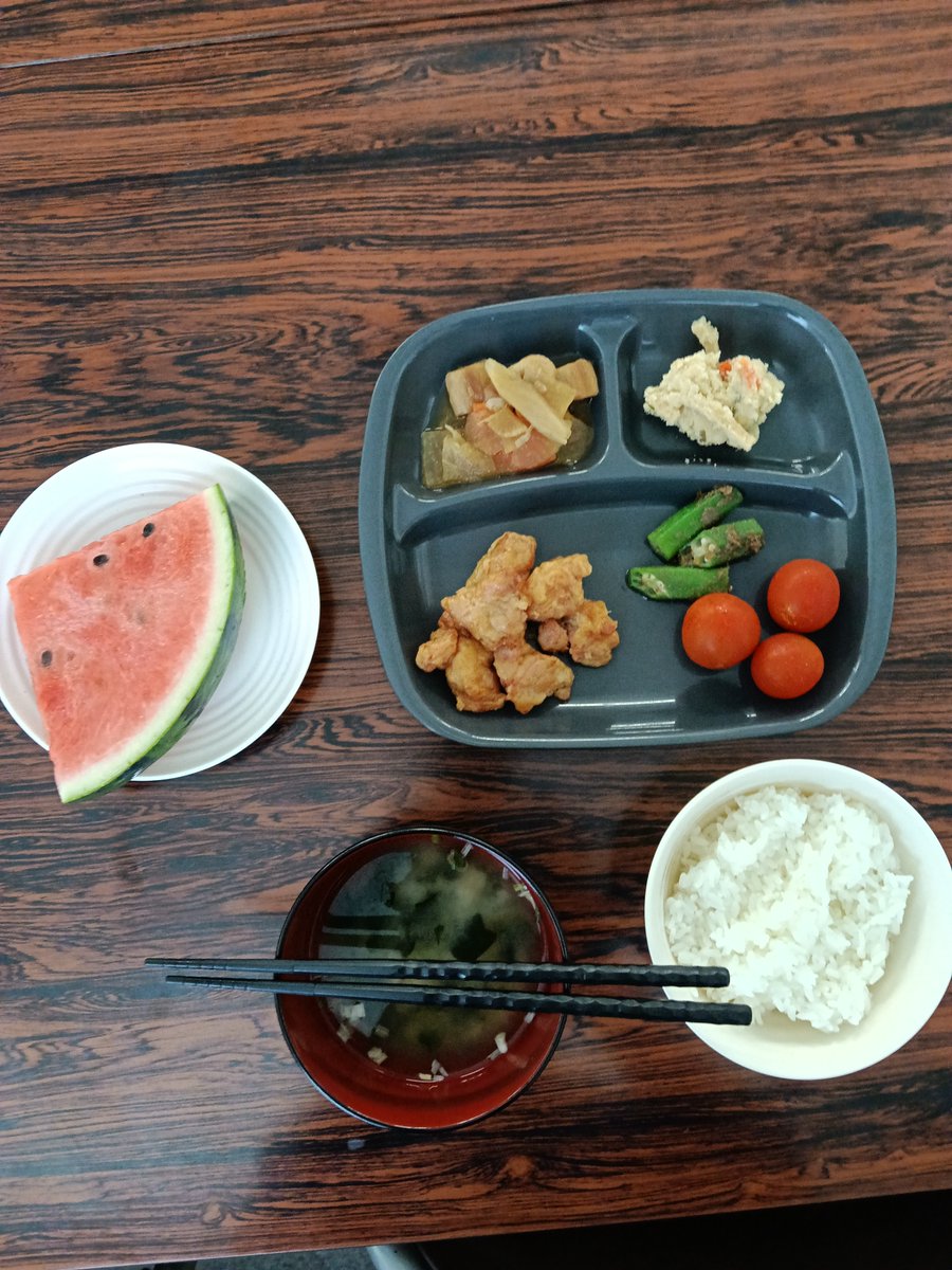 B40234938's tweet photo. 令和8年8月5日(水)今日とりからあげでした。今日は栽培してるミニトマト🍅と頂いたスイカ🍉付きでした。美味しかったです。#就労継続支援B型 #利用者様募集中 #1食300円 https://t.co/Kz3N7fRkAj