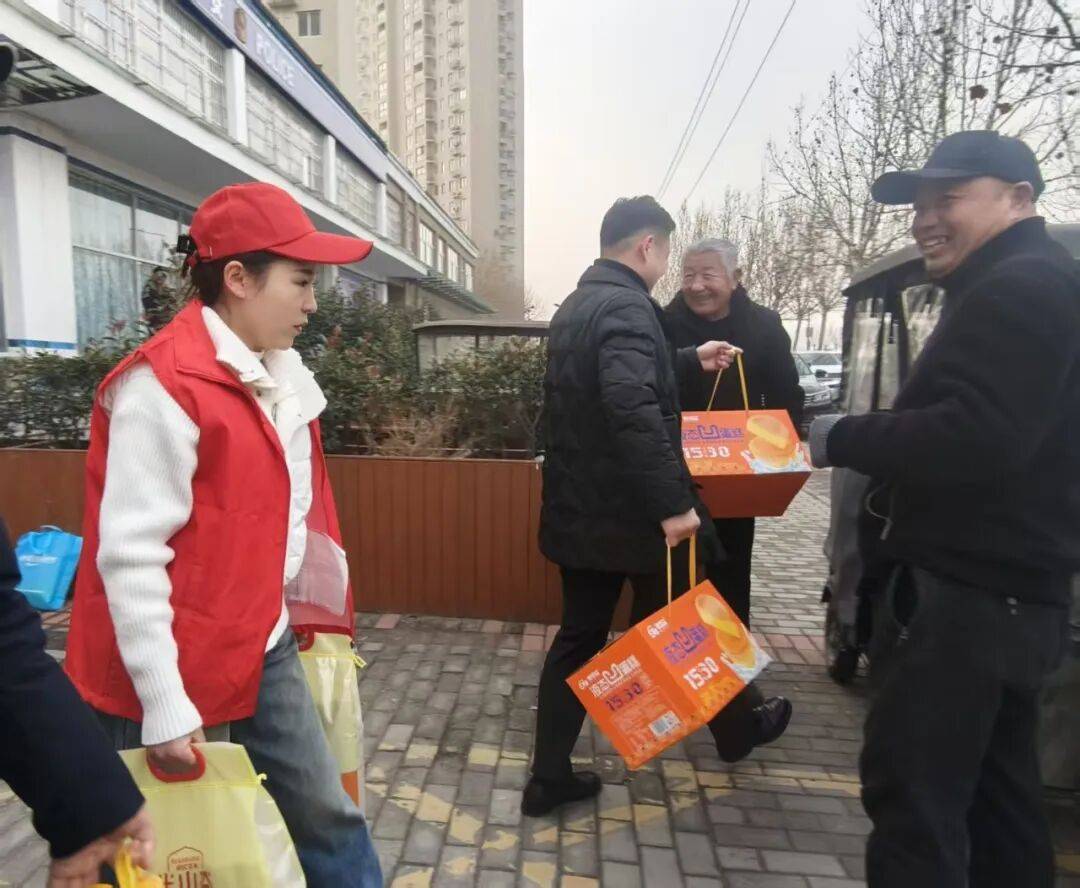 Periyas35764793's tweet photo. Spent this morning helping elderly neighbors sort and pack donations for the community fair—small acts make big warmth! https://t.co/FXPaxAncbR